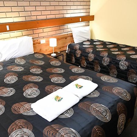 Holbrook Town Centre Motor Inn Buitenkant foto