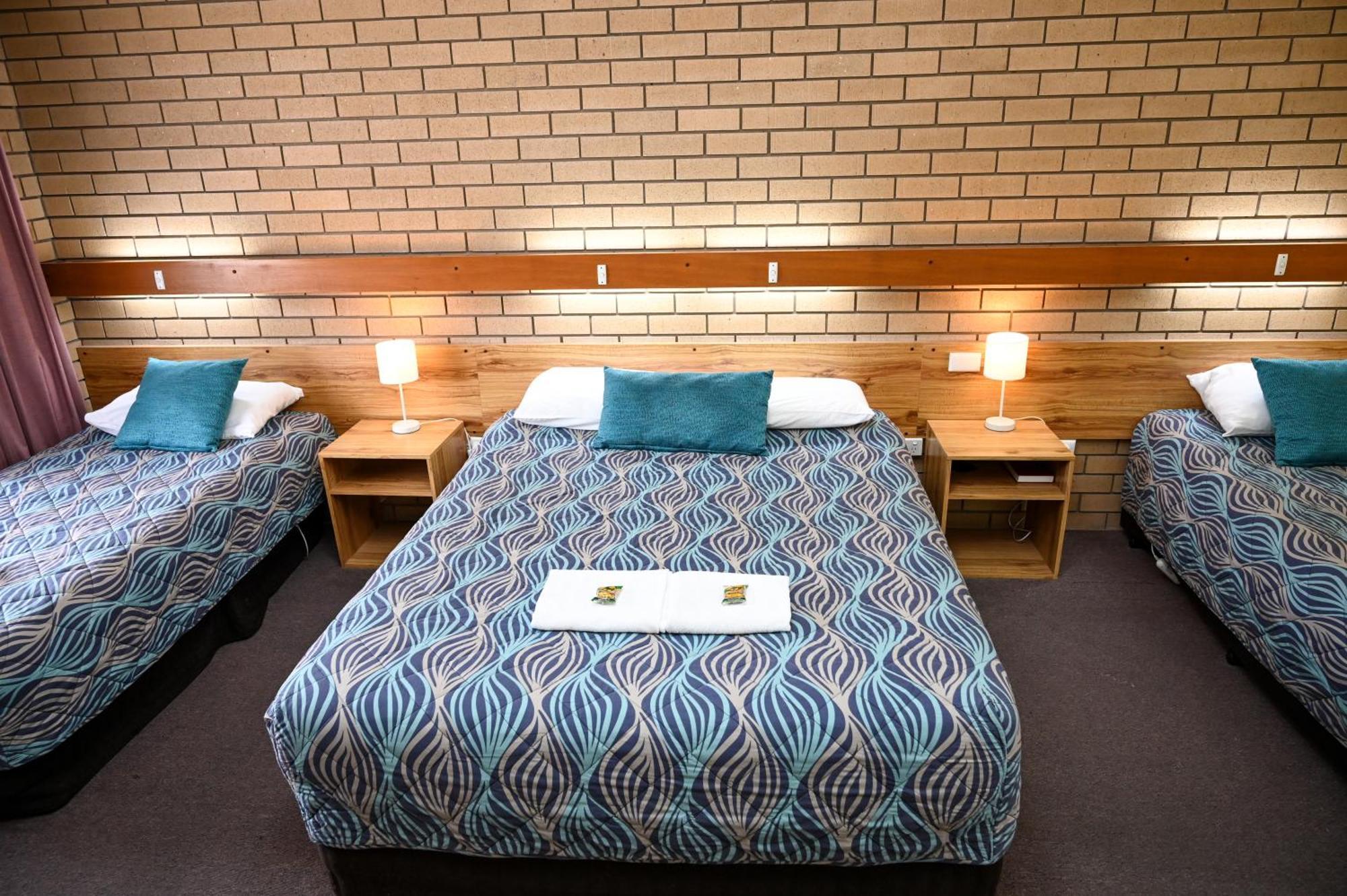 Holbrook Town Centre Motor Inn Buitenkant foto