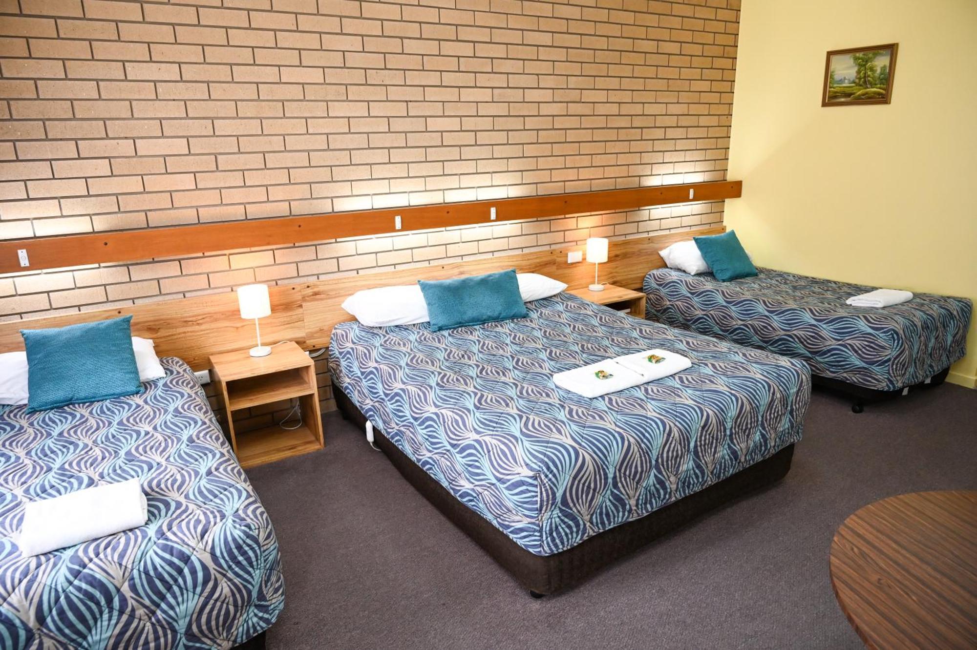 Holbrook Town Centre Motor Inn Buitenkant foto