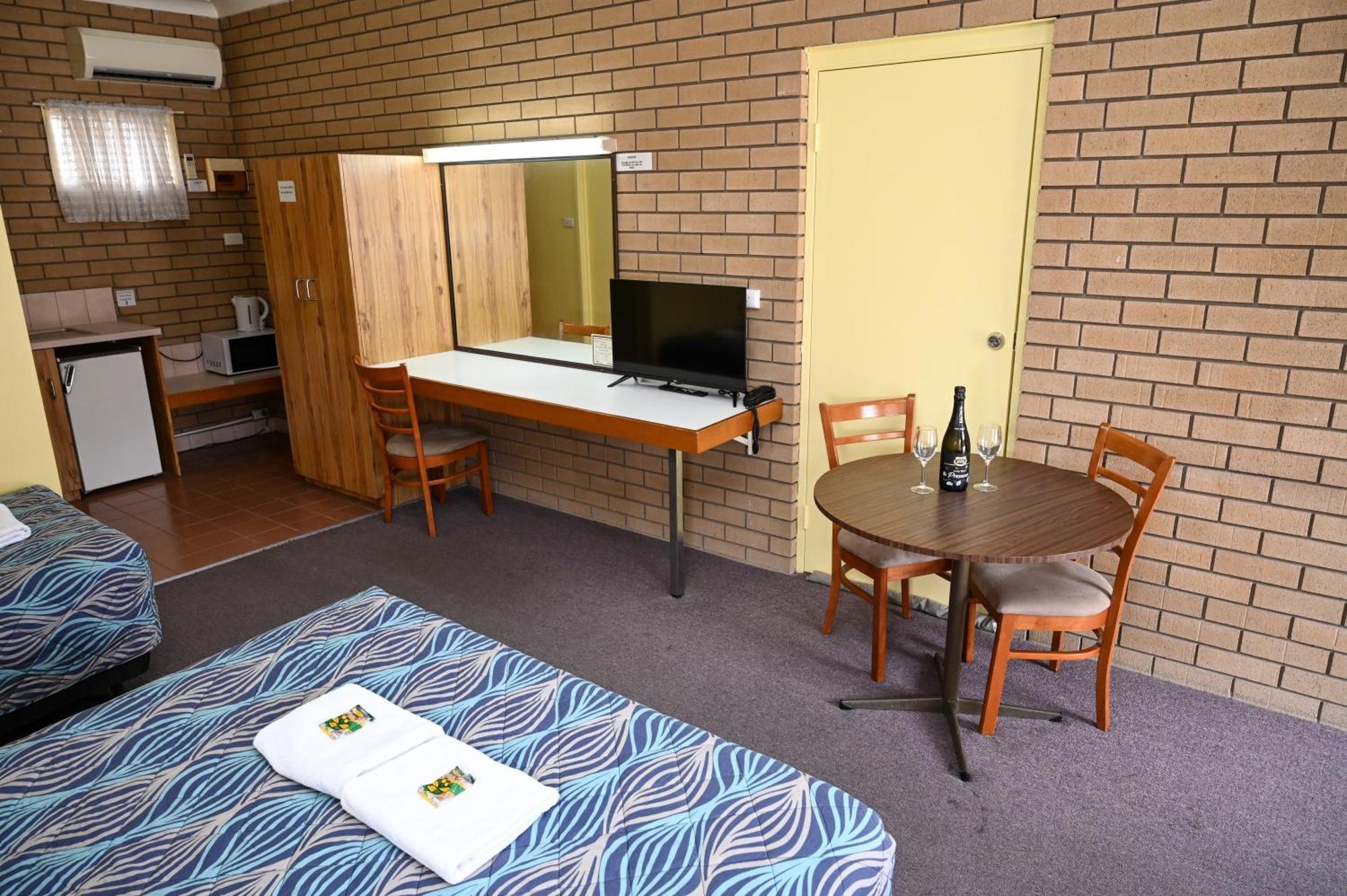 Holbrook Town Centre Motor Inn Buitenkant foto
