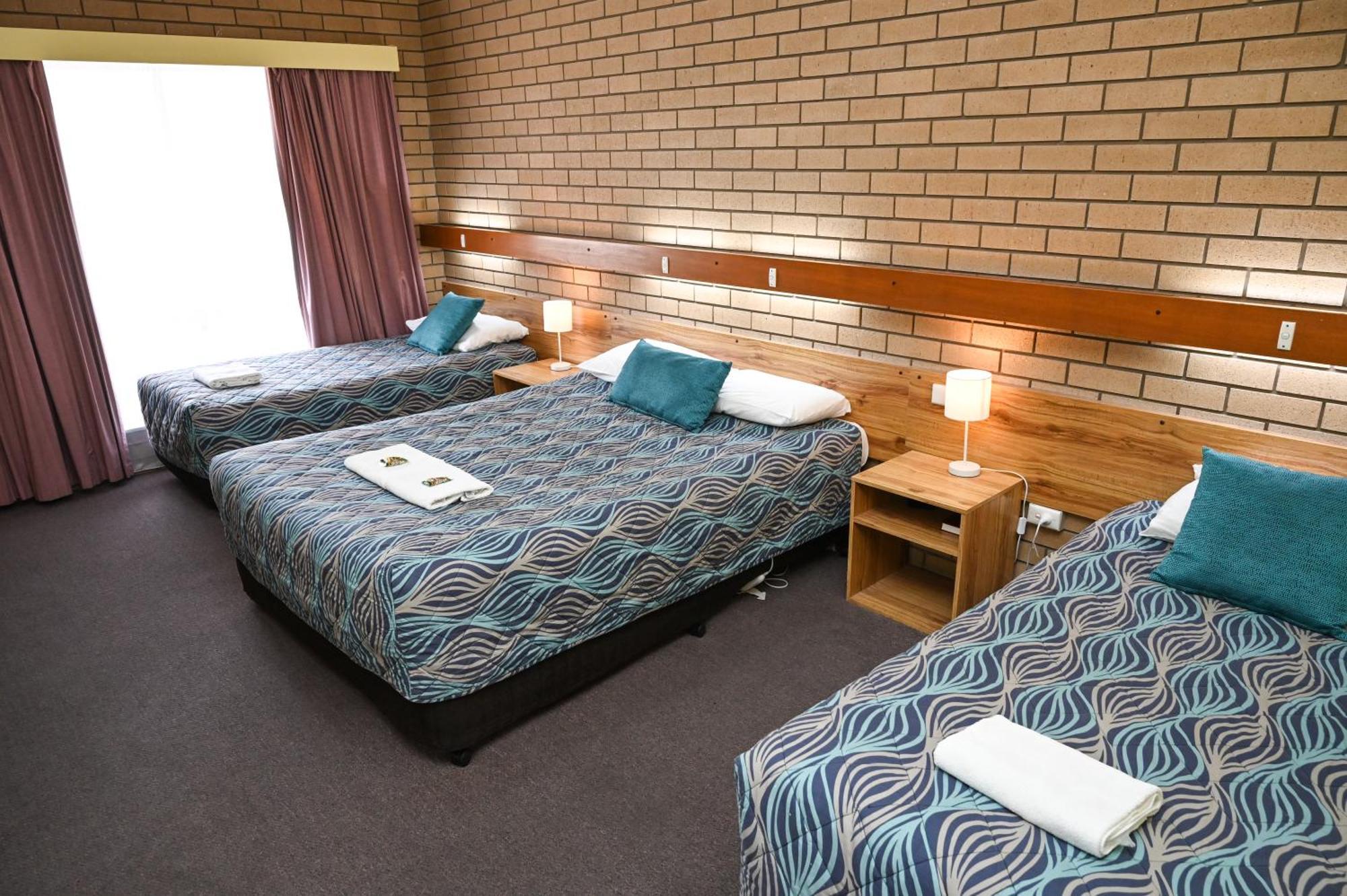 Holbrook Town Centre Motor Inn Buitenkant foto