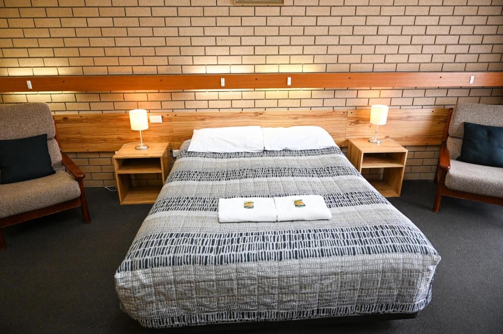 Holbrook Town Centre Motor Inn Buitenkant foto