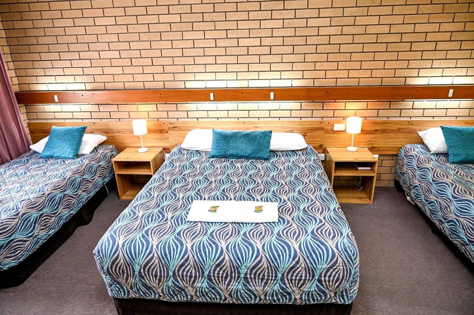 Holbrook Town Centre Motor Inn Buitenkant foto