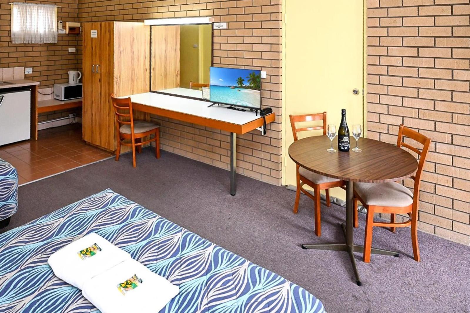 Holbrook Town Centre Motor Inn Buitenkant foto