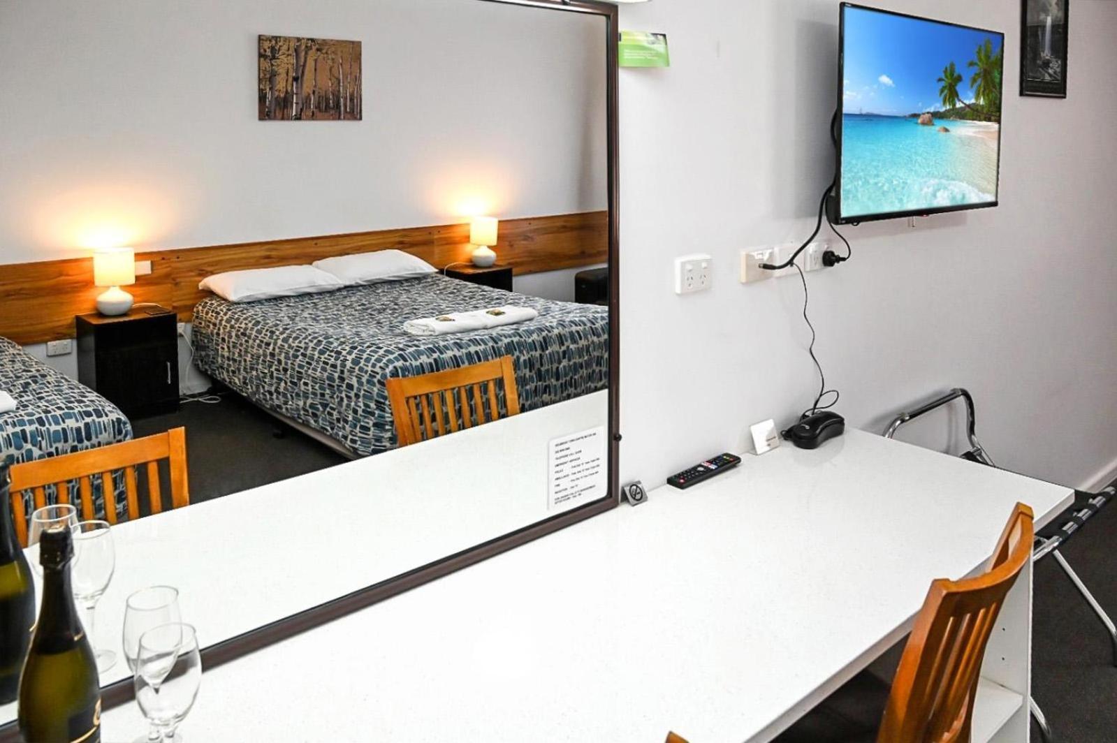 Holbrook Town Centre Motor Inn Buitenkant foto