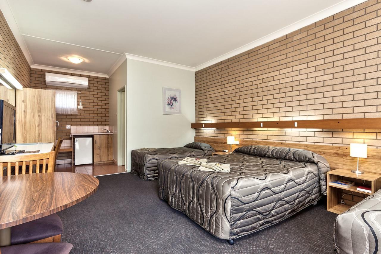 Holbrook Town Centre Motor Inn Buitenkant foto