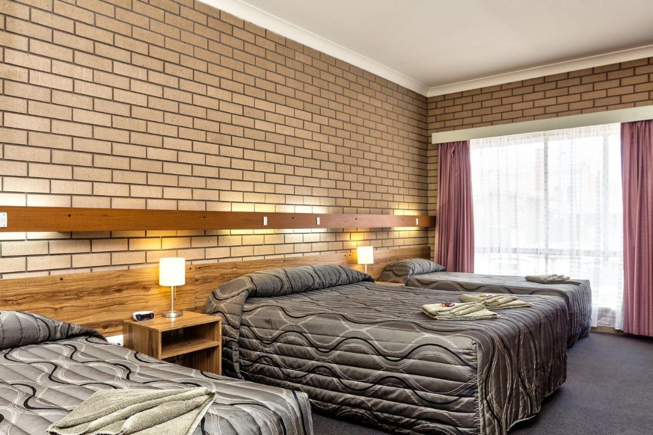Holbrook Town Centre Motor Inn Buitenkant foto